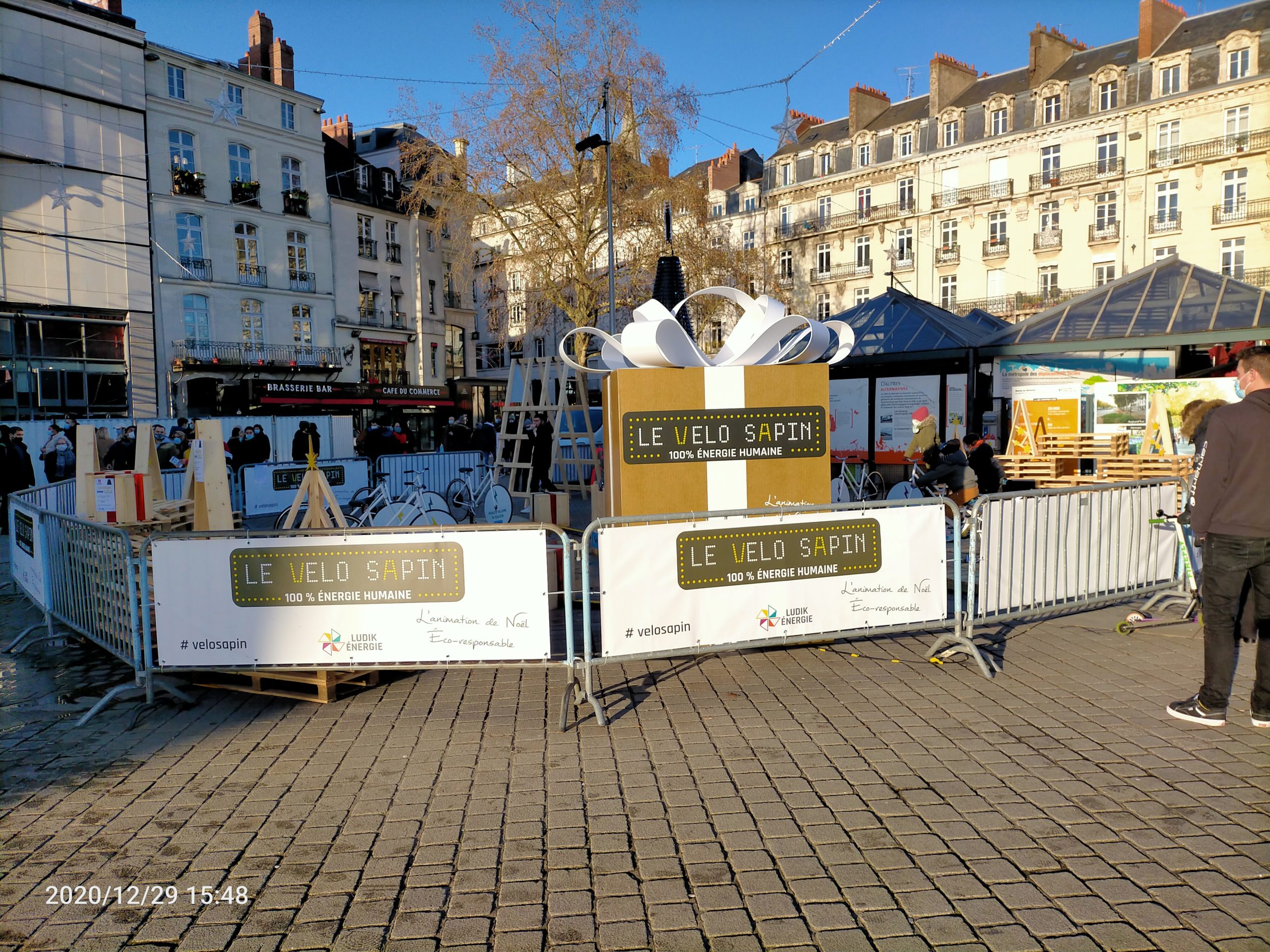 Noël à Nantes en 2020. Johanna Rolland nous n'avons pas pu photographier Johanna Rolland en train de pédaler pour allumer le sapin.