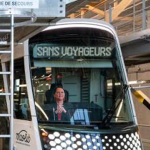Après « Martine va prendre le train », « Johanna conduit un tram ».